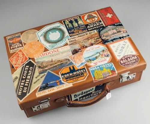 Necessairekoffer für eine Dame mit Toilettenutensilien und Kofferaufklebern um 1920, Leder, B. 45 cm, H. 32 cm, T. 12 cm (Foto: KMH) Necessairekoffer für eine Dame mit Toilettenutensilien und Kofferaufklebern um 1920, Leder, B. 45 cm, H. 32 cm, T. 12 cm (Foto: KMH)