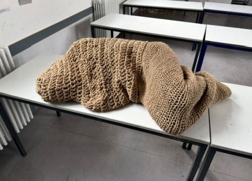 Komplett eingehäkelt und verstrickt - Kreation einer Oberstufenschülerin des Hölderlin Gymnasiums, Foto zg.