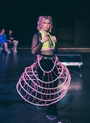 Junge Designer*innen kreieren und präsentieren im Jugendprogramm "Positive Catwalk" ihre Upcycling Mode. Foto: Sarah Hähnle