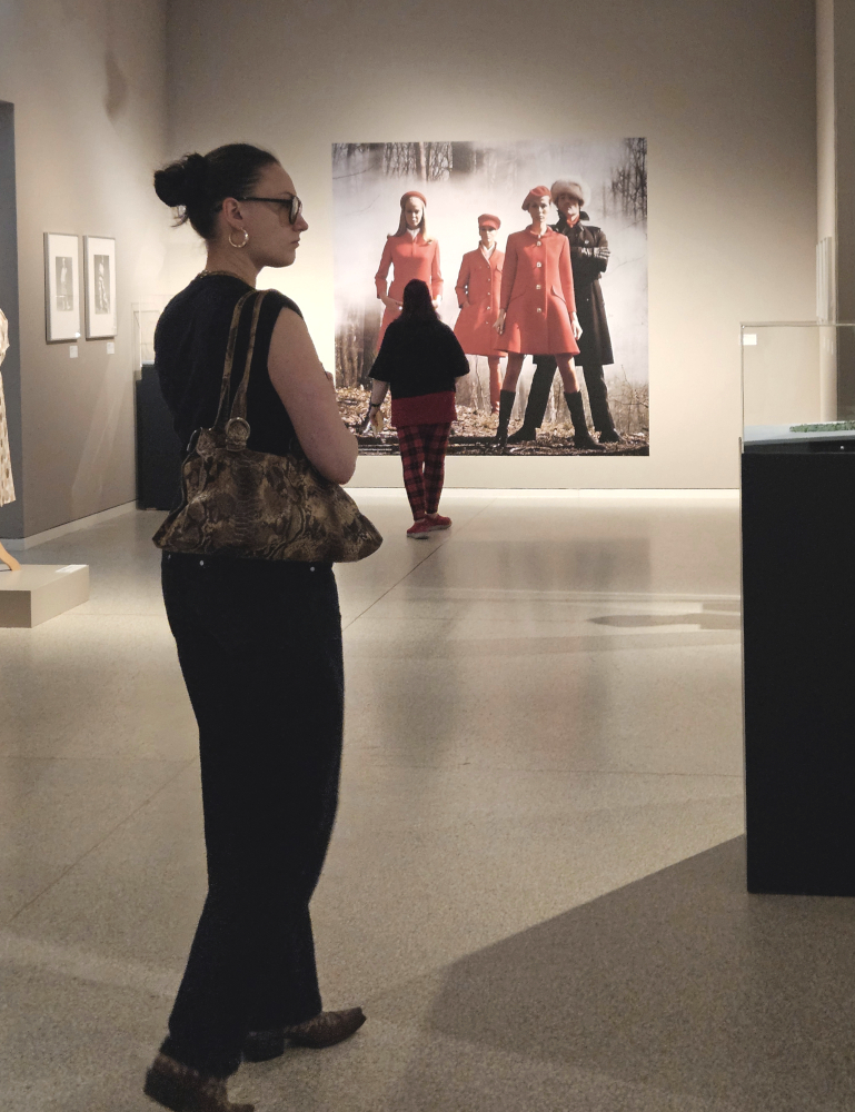 In der Ausstellung "Ikonen der Mode", Foto: KMH In der Ausstellung "Ikonen der Mode", Foto: KMH