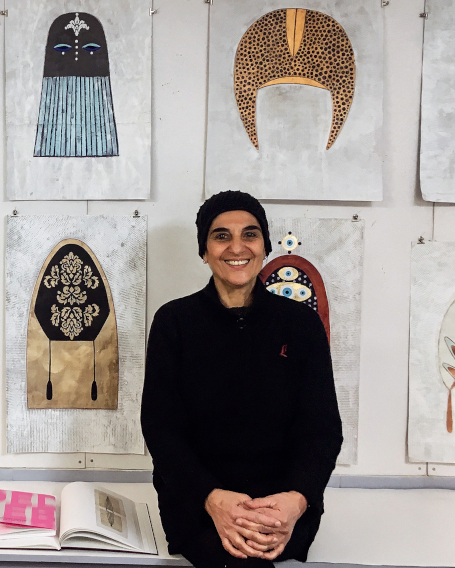 Cholud Kassem vor der Werkserie "Im Schutz des Rituals", Foto zg Cholud Kassem vor der Werkserie "Im Schutz des Rituals", Foto zg