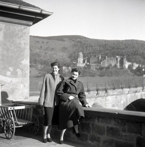 an der Alten Brücke Heidelberg; Foto von Fritz Hartschuh, 1950er Jahre, Stadtarchiv Heidelberg an der Alten Brücke Heidelberg; Foto von Fritz Hartschuh, 1950er Jahre, Stadtarchiv Heidelberg