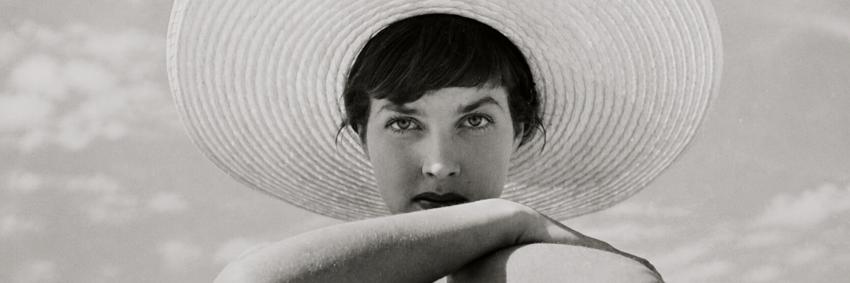 Ingrid Mirbach mit Strohhut, Sylt, 1949; Aufnahme von Regina Relang, Münchner Stadtmuseum, Sammlung Fotografie, Archiv Regina Relang Ingrid Mirbach mit Strohhut, Sylt, 1949; Aufnahme von Regina Relang, Münchner Stadtmuseum, Sammlung Fotografie, Archiv Regina Relang