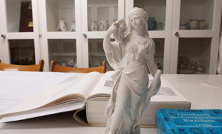 Porzellanstatue auf einem Tisch (Foto: KMH) Porzellanstatue auf einem Tisch (Foto: KMH)
