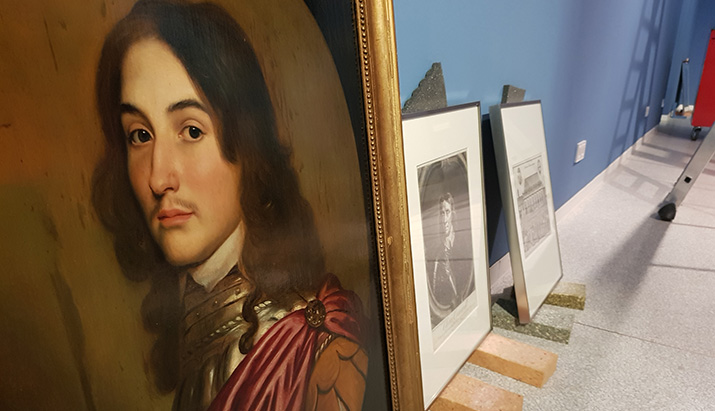 Gemälde lehnen an einer Wand (Foto: KMH) Gemälde lehnen an einer Wand (Foto: KMH)