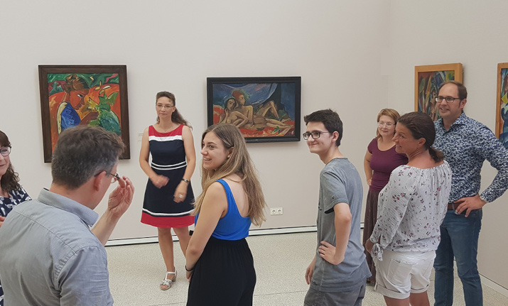 Gruppe bei einer Führung durchs Museum (Foto: KMH)
