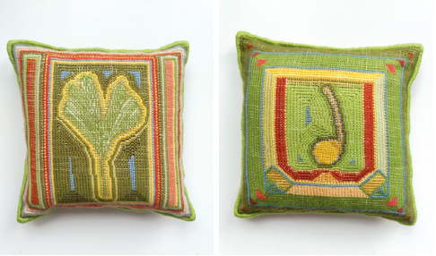 Sandkissen mit Ginkgo, um 2000; links: Vorderseite, rechts: Rückseite, Foto KMH/Gattner Sandkissen mit Ginkgo, um 2000; links: Vorderseite, rechts: Rückseite, Foto KMH/Gattner