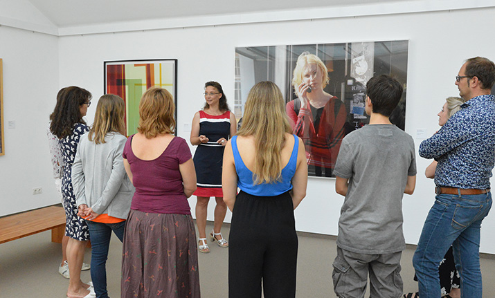 Gruppe bei einer Führung durchs Museum (Foto: KMH)