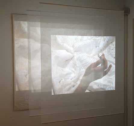 Mirjam Pet-Jacobs; Timeless in Time, Video Installation 2009, Seide, Seidenorganza, Videoprojektion, Sound, Musik; Siebdruck, Stempeldruck, handgequiltet, (Foto: Künstlerin) Mirjam Pet-Jacobs; Timeless in Time, Video Installation 2009, Seide, Seidenorganza, Videoprojektion, Sound, Musik; Siebdruck, Stempeldruck, handgequiltet, (Foto: Künstlerin)