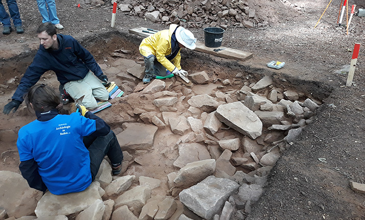 Archäologen bei einer Ausgrabung (Foto: Schöneweis)